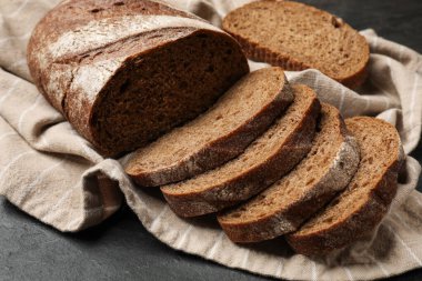 Siyah masanın üzerinde taze ekmek parçaları, yakın plan.