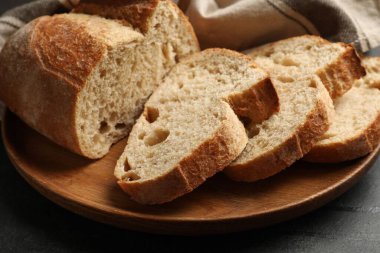 Siyah masanın üzerinde taze ekmek parçaları, yakın plan.