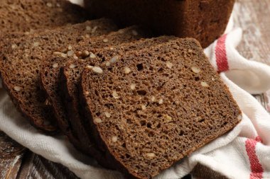 Masanın üzerinde taze ekmek parçaları, yakın plan.