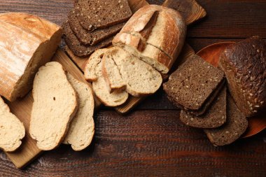 Tahta masada farklı taze ekmek türleri, düz yatıyordu.