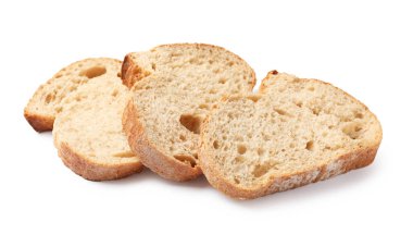 Beyaz üzerine izole edilmiş taze ekmek parçaları.