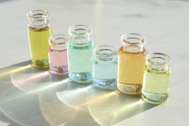 Arka planda aromatik yağlı parfüm şişeleri, yakın plan.