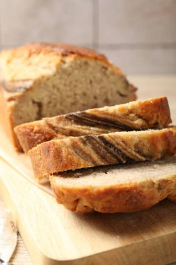 Masanın üzerinde muz ekmeği parçaları, yakın plan.