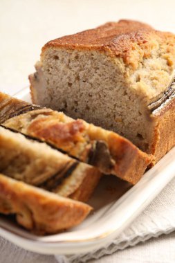 Masanın üzerinde muz ekmeği parçaları, yakın plan.