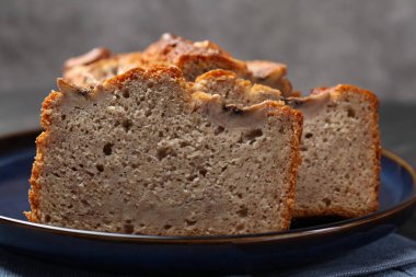 Masada fındıklı muz ekmeği kes, yakın plan.