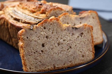 Masada fındıklı muz ekmeği kes, yakın plan.