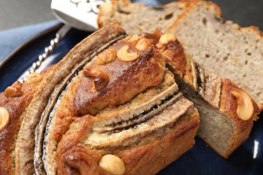 Masada fındıklı muz ekmeği kes, yakın plan.