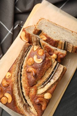 Muzlu ekmeği siyah masada fındıklı kes.