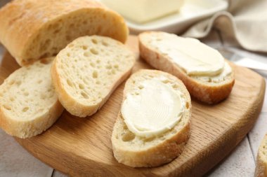 Masada tereyağlı ekmek parçaları, yakın plan.