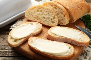 Tahta masada tereyağlı ekmek parçaları, yakın plan.