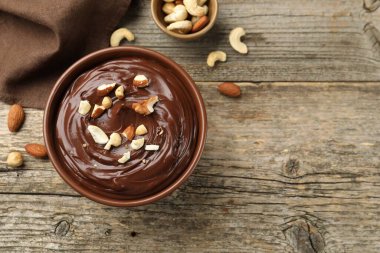 Tahta masada fındıklı çikolatalı puding. Metin için boşluk