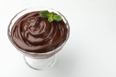 Beyaz masadaki tatlı kasesinde naneli çikolatalı puding, yakın plan. Metin için boşluk