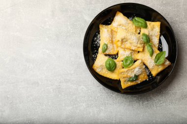 Parmesanlı peynirli ve fesleğenli nefis ravioli. Metin için boşluk