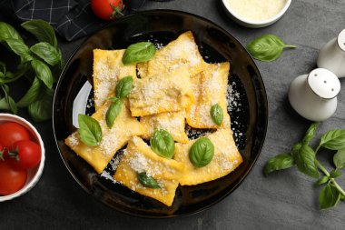 Siyah masada parmesanlı peynirli ve fesleğenli nefis ravioli.