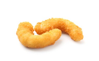 İki lezzetli tempura karidesi beyaz üzerine izole edilmiş.