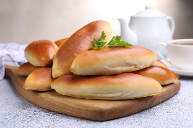 Gri desenli masada lezzetli pişmiş köfteler, yakın plan.