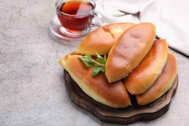 Gri desenli masada lezzetli pişmiş köfteler, yakın plan. Metin için boşluk