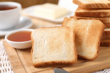 Lezzetli kızarmış ekmek ve reçel dilimleri masada, yakın plan.