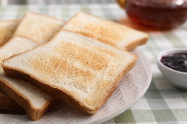 Lezzetli kızarmış ekmek dilimleri masada, yakın plan.