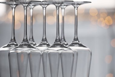 Bulanık arkaplanda boş bardaklar, yakın plan. Bokeh etkisi