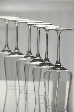 Ayna yüzeyinde ters çevrilmiş boş bardaklar, bulanık arka plan, yakın plan