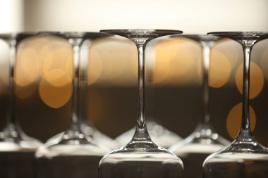 Bulanık arkaplanda boş bardaklar, yakın plan. Bokeh etkisi