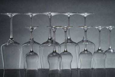 Ayna yüzeyinde pek çok temiz cam var.