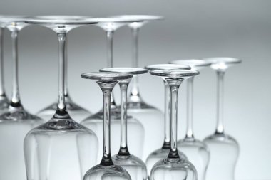 Açık gri arkaplanda temiz bardaklar, yakın plan.