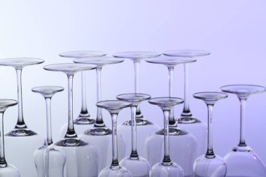 Açık arkaplanda birçok temiz bardak, yakın plan