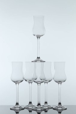 Ayna yüzeyinde pek çok temiz cam var.