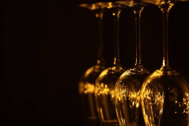 Siyah arkaplanda temiz camlar, yakın plan.