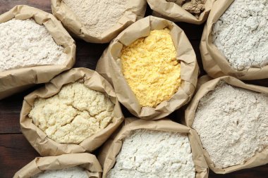 Tahta masadaki kağıt torbalarda farklı türde un var.