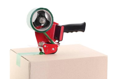 Karton kutunun üzerinde beyaz arkaplana karşı yapıştırıcı bantlı dağıtıcı