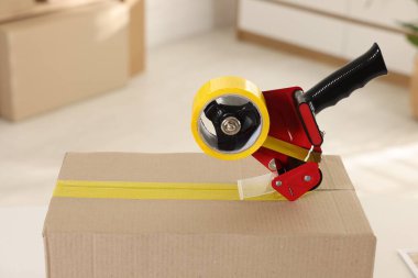 Kapalı alandaki karton kutuda yapıştırıcı bantlı şeker kutusu.