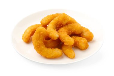 Birçok lezzetli tempura karidesi beyaz üzerine izole edilmiş.