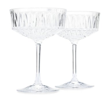 Beyaz üzerine izole edilmiş iki boş bardak.