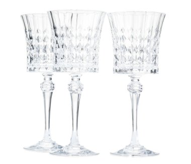 Beyaz üzerine izole edilmiş üç boş bardak.