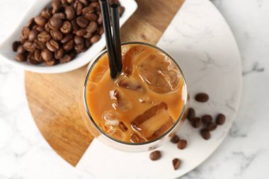 Lezzetli buzlu kahve ve fasulye beyaz mermer masa, üst manzara.