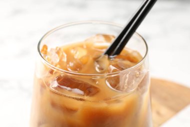 Lezzetli buzlu kahve beyaz masada, yakın plan.