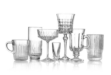 Beyaza izole edilmiş farklı boş bardaklar.