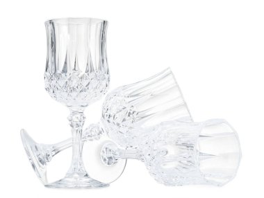 Beyaz üzerine izole edilmiş üç boş bardak.