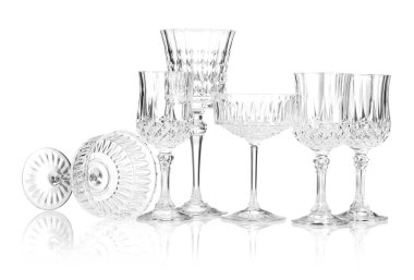 Beyaza izole edilmiş farklı boş bardaklar.