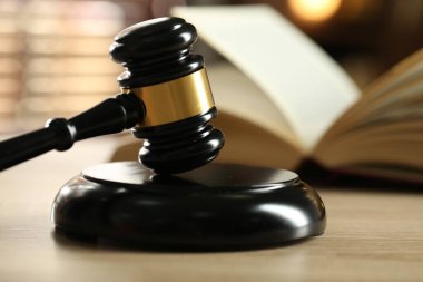 Hakimin tokmak ve kitap kapalı ahşap masa, seçici odak