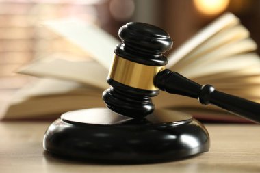 Hakimin tokmak ve kitap kapalı ahşap masa, seçici odak