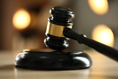 Hakimin tokmağı ahşap masada bulanık arka planda, yakın plan