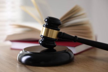 Yargıç tokmağı ve ahşap masa üzerindeki kitaplar, seçici odaklanma.