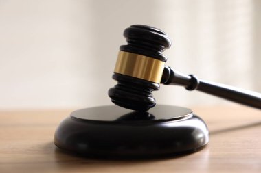 Hakimin tokmağı ahşap masada, arka planda ışığa karşı, yakın plan.