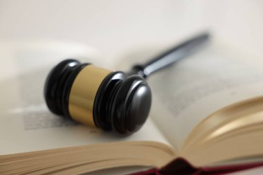 Hakim tokmağı arka planda ışığa karşı, yakın plan