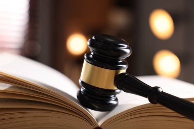 Hakim tokmağı bulanık arkaplan karşısında, yakın plan