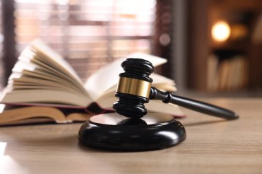 Hakimin tokmak ve kitap kapalı ahşap masa, seçici odak